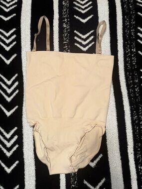 NWOT SKIMS High Waisted Sculpting Brief with Straps